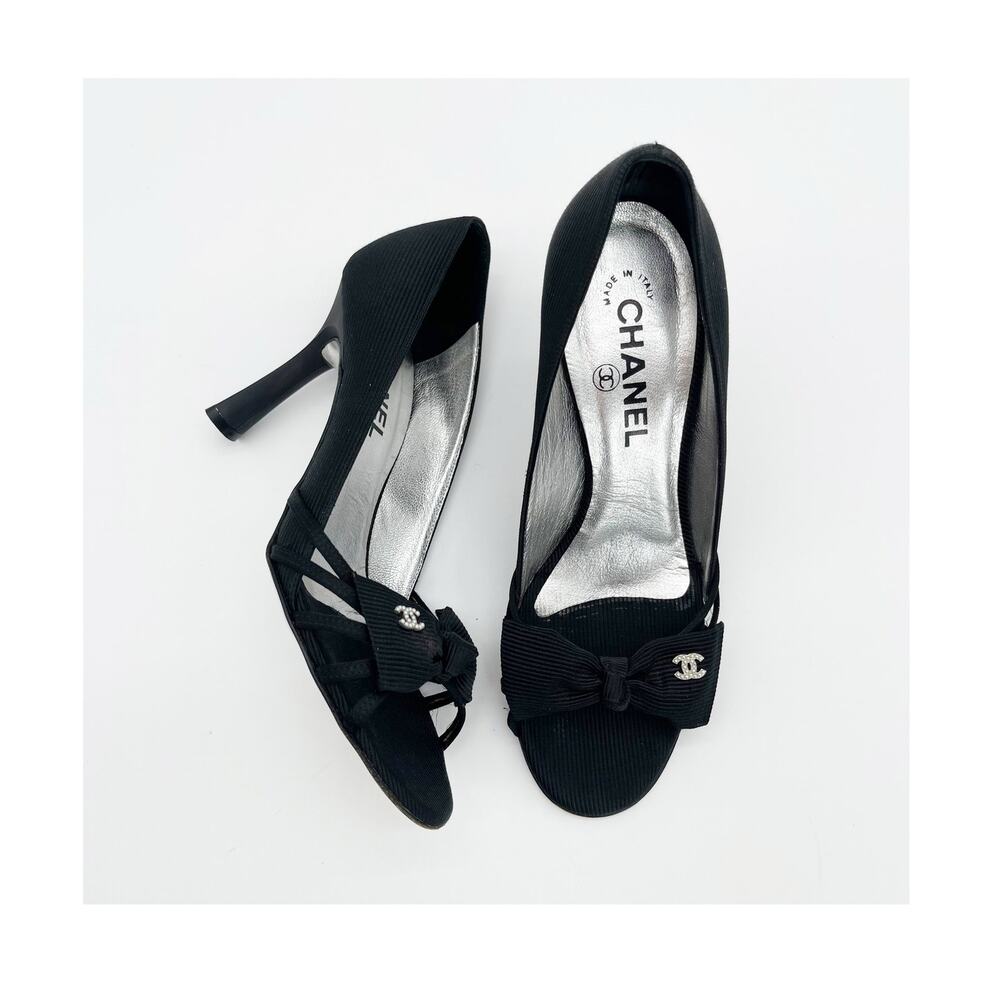 Chanel Vintage Karl Lagerfeld Y2K Grosgrain Bow Pearl CC Peep Toe Heels EU 37
